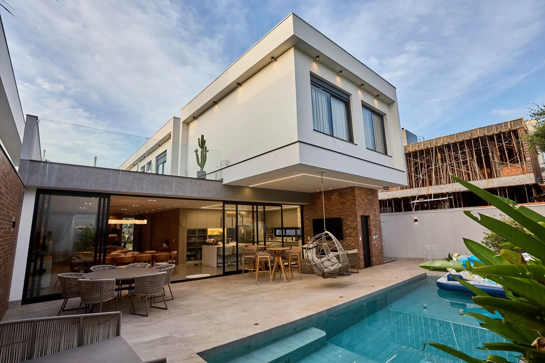 Casa moderna com piscina e área gourmet integrada, imagem ilustrativa